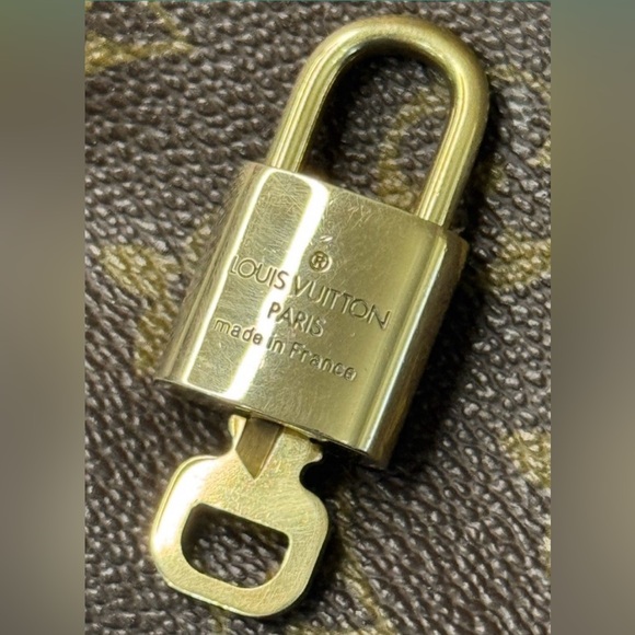 LOUIS VUITTON #305 LOCK & KEY 🔐 - Picture 2 of 4